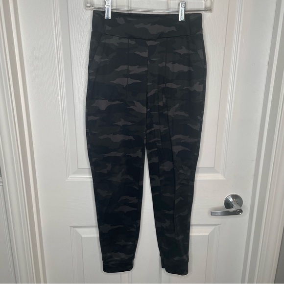 Athleta Girl Printed Powervita Jogger in Camo Print L/12 - Picture 1 of 8